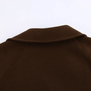 Detalle de la costura de calidad en el cuello y el hombro del abrigo de lana marrón