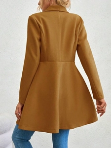 Achteraanzicht van karamel wollen jas met peplum zoom en getailleerde naaddetails
