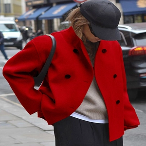 Details van rode wollen jas met dubbele rij knopen en grote zwarte knopen streetstyle