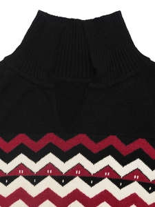 Détail du col polo rétro en maille côtelée et motif jacquard géométrique en zigzag