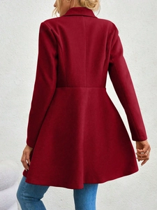 Achteraanzicht van de bordeauxrode wollen jas met een slanke pasvorm en elegante rokzoom