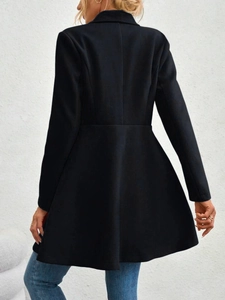 Achteraanzicht van zwarte wollen jas met getailleerde taille en elegant A-lijn model