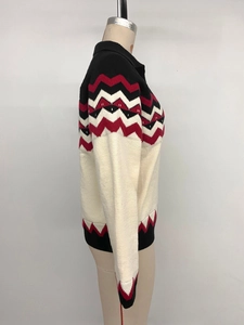 Détail du motif en tricot zigzag vintage et du col polo rétro sur le pull pour femmes