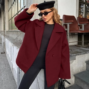 Elegante abrigo de lana rojo vino de corte oversize con solapas para el invierno