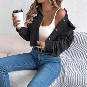 Zwart corduroy kort damesjasje met gouden knopen en een lichtblauwe gewassen jeans
