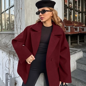 Elegante abrigo de lana granate oversize con solapas clásicas y cierre de un solo botón