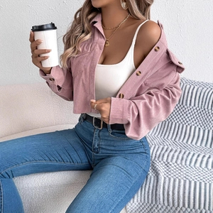 Roze corduroy kort jack met revers en knopen over witte top en blauwe denim jeans