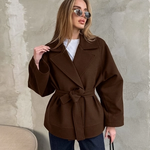 Abrigo corto de lana marrón oscuro con cinturón y solapas para un estilo de otoño chic