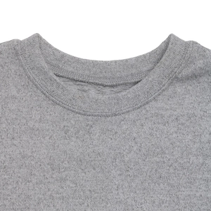 Détail du col côtelé et de la texture chinée du pull gris en maille douce et élégante