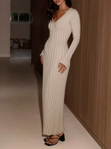 Détail d'une élégante robe longue en maille à col en V avec texture côtelée