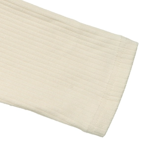 Détail macro du tricot côtelé blanc crème et ourlet soigné à double aiguille