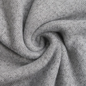 Détail du tissu gris clair de robe à paillettes montrant la maille dense et la texture douce
