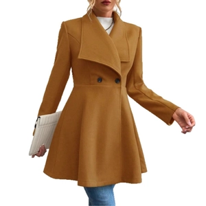 Elegante lange wollen jas in camel met brede revers en dubbelrijig A-lijn model