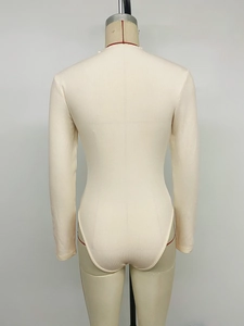 Vue détaillée du dos d'un body en maille côtelée beige ajusté avec un col montant chic