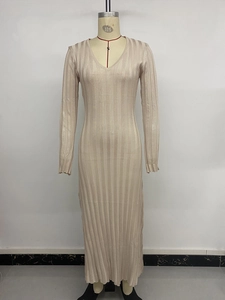 Vue détaillée du col en V et de la texture en maille côtelée de cette robe beige midi