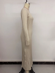 Vue latérale détaillée d'une robe longue en maille côtelée beige montrant la texture du tissu