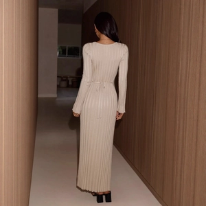 Robe longue élégante en maille côtelée beige à manches longues avec lien à la taille