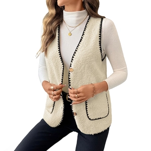 Damen V-Ausschnitt Sherpa-Weste in Beige mit schwarzen Nähten und Goldknöpfen