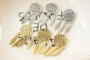 Detaillierte Traumfänger-Anhänger mit drei Federn in Gold und Silber für DIY-Schmuck