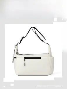 Vista frontale della grande borsa a tracolla in nylon bianco impermeabile con cerniere nere