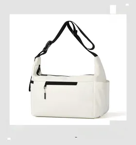 Vista laterale micro della borsa a tracolla bianca minimalista in nylon con dettagli neri