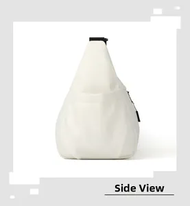 Vista laterale della borsa a tracolla in nylon bianco con tasca laterale e cinturino