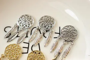 Detail von Dreamcatcher-Metallanhängern in Gold und Silber für DIY-Schmuckherstellung