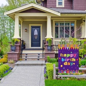 Détail du drapeau de jardin violet Happy Birthday avec ballons et bougies pour décoration