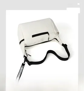 Dettaglio borsa a tracolla in nylon bianco con zip nera e cinturino alla moda