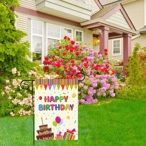 Détail d'un drapeau de jardin Happy Birthday avec graphismes colorés sur un support métal