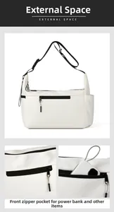 Vista dettagliata della borsa a tracolla in nylon bianco con tasca zip e scomparti funzionali