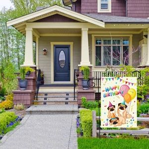 Détail du drapeau de jardin avec illustration de carlins et texte Happy Birthday sur tissu