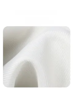 Dettaglio del tessuto in nylon high-tech traspirante con struttura composita a strati