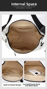 Dettaglio dell'interno spazioso della borsa in nylon con tasca a zip e scomparti