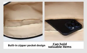 Dettaglio interno della borsa in nylon con tasca a zip e scomparto per cellulare