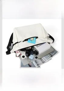 Dettaglio della grande capacità della borsa a tracolla in nylon bianco con oggetti