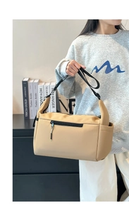 Borsa a tracolla in nylon kaki con tracolla regolabile e tasche laterali da donna