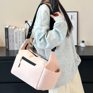 Borsa a tracolla in nylon rosa di grande capacità con cinghia nera regolabile