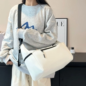 Grande borsa a tracolla in nylon bianco da donna con cinturino regolabile e stile casual