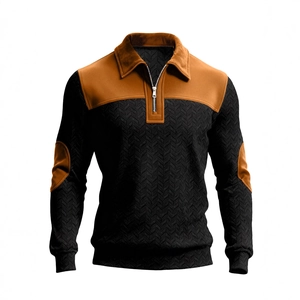 Détail du polo à zip pour homme avec texture en tricot en V et empiècements en daim brun