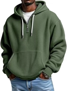 Détail du tissu gaufré vert armée et du design sweat à capuche demi-zip pour hommes