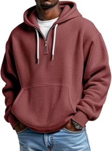 Détail du sweat à capuche bordeaux en maille gaufrée avec cordon blanc et zip 1/4