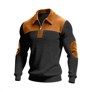Polo en maille pour hommes avec demi-zip, motif à chevrons et empiècements aux coudes
