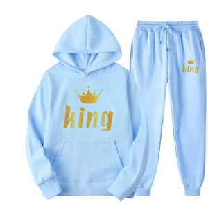 Tuta sportiva azzurra con stampa corona dorata e scritta king su felpa e pantaloni