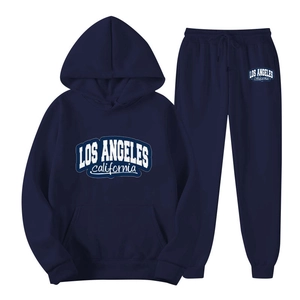 Dettaglio del set felpa con cappuccio blu navy con stampa Los Angeles e pantaloni