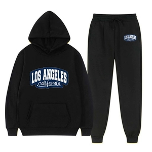 Dettaglio del set felpa nera con cappuccio e scritte blu Los Angeles California uomo