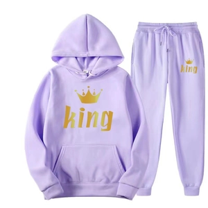 Dettaglio della stampa dorata king crown sul completo felpa con cappuccio e pantaloni viola
