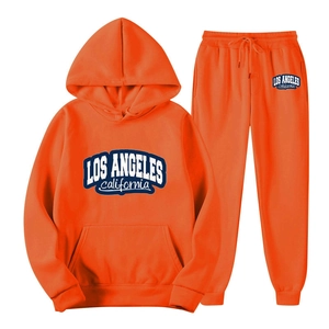 Dettaglio del set felpa arancione uomo con stampa Los Angeles e tasche con coulisse