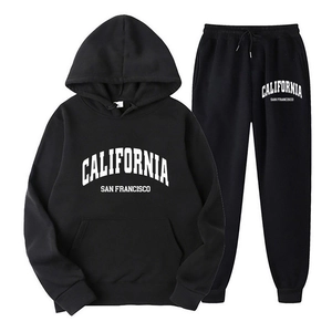 Détail de l'ensemble jogging noir avec lettrage California San Francisco blanc imprimé