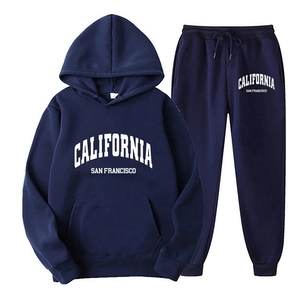 Détail des poignets côtelés et de l'imprimé California sur l'ensemble de sport marine